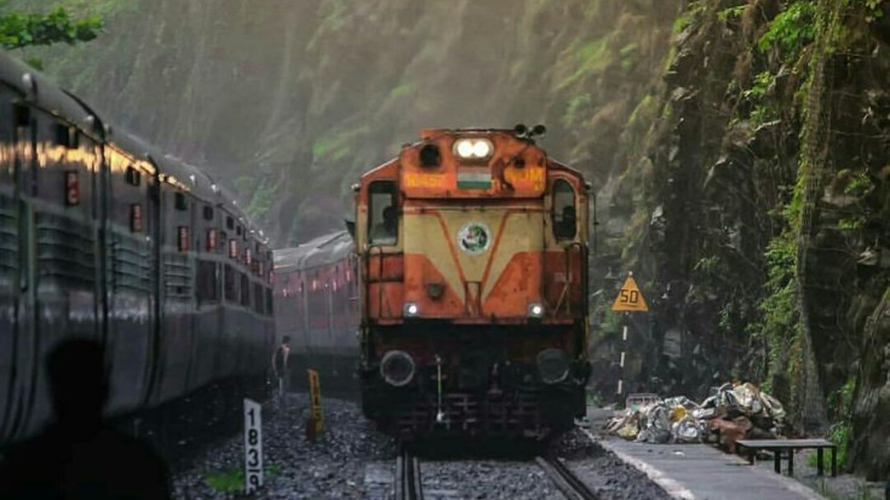 એક્સપ્રેસ ટ્રેનો : એક્સપ્રેસ ટ્રેનોની ગતિ વધુ હોય છે અને મોટા શહેરોને જોડે છે. તે થોડા સ્ટેશનો પર જ રોકાય છે, જેથી મુસાફરો ઝડપથી તેમના ગંતવ્યે પહોંચી શકે.