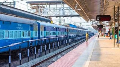 ભારત વિશ્વનું ચોથું સૌથી મોટું રેલવે નેટવર્ક ધરાવે છે. રેલવે વડે અનેક લોકોને રોજી રોટી મળે છે તો અનેક લોકો રોજી રોટી માટે દૈનિક મુસાફરી કરે છે. 