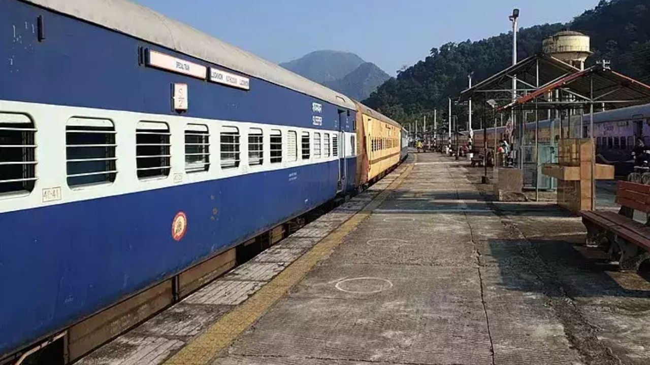 દરરોજ લાખો લોકો ભારતીય રેલવે દ્વારા મુસાફરી કરે છે, તેથી તેને દેશની જીવનરેખા પણ કહેવામાં આવે છે. ચાલો જાણીએ કે ભારતમાં કેટલા પ્રકારની ટ્રેનો છે અને તેઓની વિશેષતાઓ શું છે.