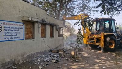 Jamnagar : સાંઢિયા પુલ પાસે અને કનસુમરા વાડી પ્રાથમિક શાળાનું દબાણ મનપાએ દૂર કર્યું, જુઓ Video Jamnagar : સાંઢિયા પુલ પાસે અને કનસુમરા વાડી પ્રાથમિક શાળાનું દબાણ મનપાએ દૂર કર્યું, જુઓ Video