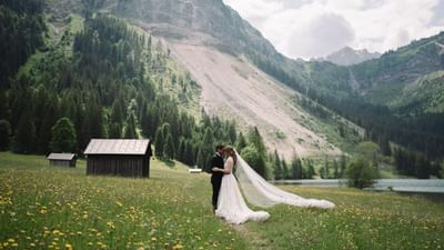 ઘણા લોકો પોતાની પસંદગીની જગ્યાએ સ્થાયી થવાનું સ્વપ્ન જુએ છે. પરંતુ આપણે બધા જાણીએ છીએ કે ભારત સહિત વિશ્વભરના દેશોમાં નાગરિકતા મેળવવા માટે અલગ અલગ નિયમો છે. પણ આજે તમને એવા દેશોના નામ જણાવીશું કે જ્યાં લગ્ન કર્યા પછી તમને તે દેશની નાગરીકતા મળી જશે.