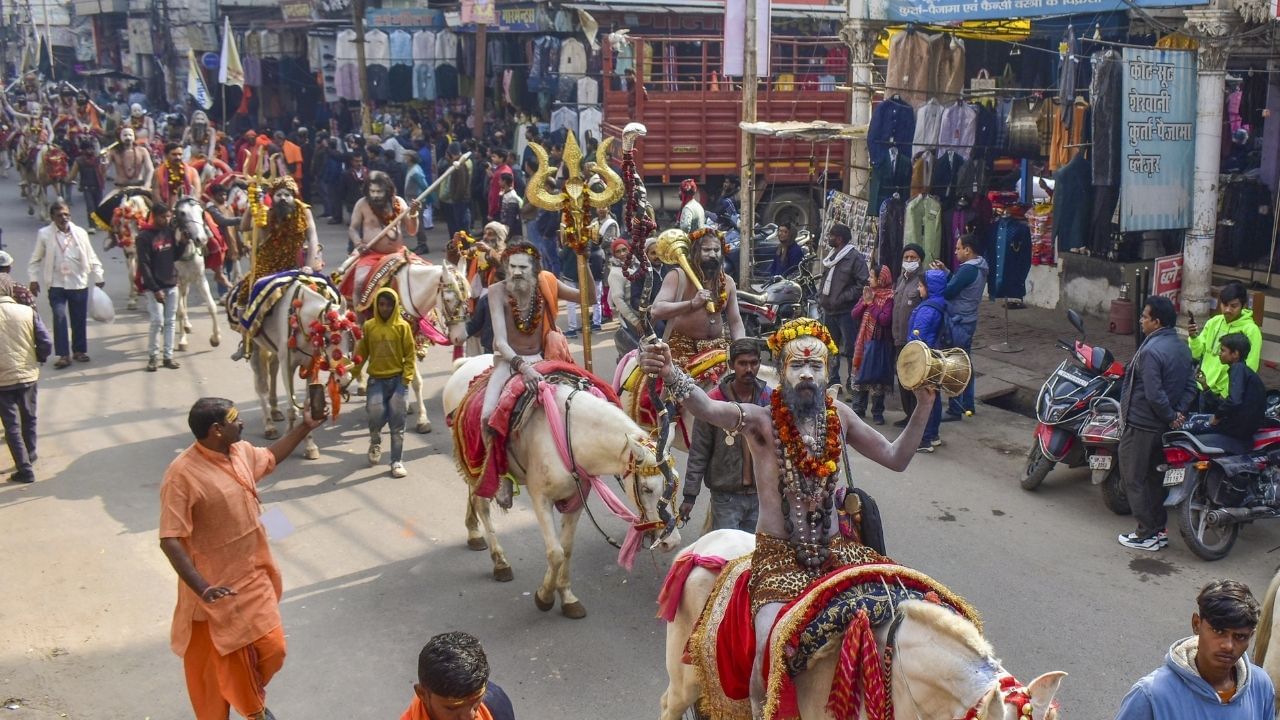 આ વર્ષે દેશ અને દુનિયાભરમાંથી લગભગ 40 કરોડ ભક્તો કુંભ મેળામાં આવવાનો અંદાજ છે. ત્યારે તમારે ત્યાં રહેવા માટે મુશ્કેલીનો સામનો ન કરવો પડે તે માટે અમે તમને બજેટ ફ્રેન્ડલી સ્થળો વિશે આ લેખમાં જણાવીશું.