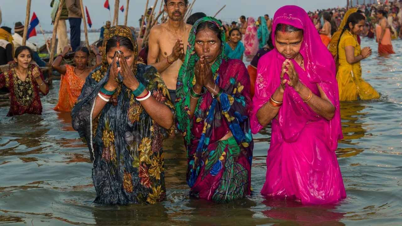 મહા કુંભ મેળામાં ગંગા સ્નાન કરતા પહેલા શરીરને પાણીથી સાફ કરવું જોઈએ. સાથે જ કુંભ મેળામાં ગંગા સ્નાન કરતી વખતે સાબુનો ઉપયોગ ન કરવો જોઈએ. આમ કરવાથી દોષ થાય છે. મહા કુંભમેળામાં અશુદ્ધ વસ્ત્રો પહેરીને ગંગા સ્નાન ન કરવું જોઈએ. અને ગંગામાં સ્નાન કર્યા પછી ઉતારેલાં કપડાં ગંગામાં ના ધોવા જોઈએ.