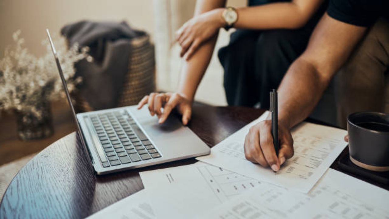 ઘણીવાર પુરુષો લગ્ન માટે તૈયાર હોય છે કારણ કે તેઓ ઘર, સમાજ અથવા તેમના બોયફ્રેન્ડ/ગર્લફ્રેન્ડ તરફથી સ્થાયી થવાના સતત દબાણથી કંટાળી ગયા હોય છે. ઉપરાંત, તેમને ક્યારેય લગ્ન કરવાની જરૂર નથી લાગતી. તેથી જે પુરુષો બીજાઓના દબાણમાં લગ્ન કરે છે તેઓ સામાન્ય રીતે તેમના લગ્ન જીવનનો આનંદ માણી શકતા નથી.