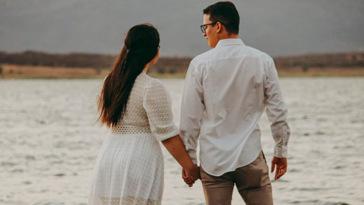 પુરુષો સ્ત્રીઓ કરતાં ઓછા ભાવનાત્મક હોય છે. તેથી, તેમના માટે સત્તા અને તેમનો દરજ્જો ખૂબ જ મહત્વપૂર્ણ છે. તેઓ લગ્ન પણ એટલા માટે કરે છે કે તેઓ દેખાડો કરી શકે અને તેમના પરિવારની જીવનશૈલી દ્વારા તેમનો દરજ્જો વધારી શકે.