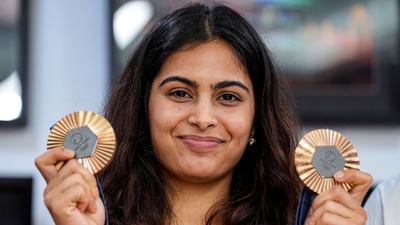 મનુ ભાકરે ગયા વર્ષના પેરિસ ઓલિમ્પિકમાં પોતાના સચોટ લક્ષ્યાંકથી સમગ્ર રાષ્ટ્રનું દિલ જીતી લીધું હતું. ભારતના આ સ્ટાર શૂટરે ઈતિહાસ રચ્યો અને પેરિસ ઓલિમ્પિકમાં બે મેડલ જીત્યા. પરંતુ હવે આ દિગ્ગજ શૂટરના બંને મેડલ પાછા લેવામાં આવશે અને મનુ ભાકર માટે આ ખૂબ જ ખુશીની વાત છે.