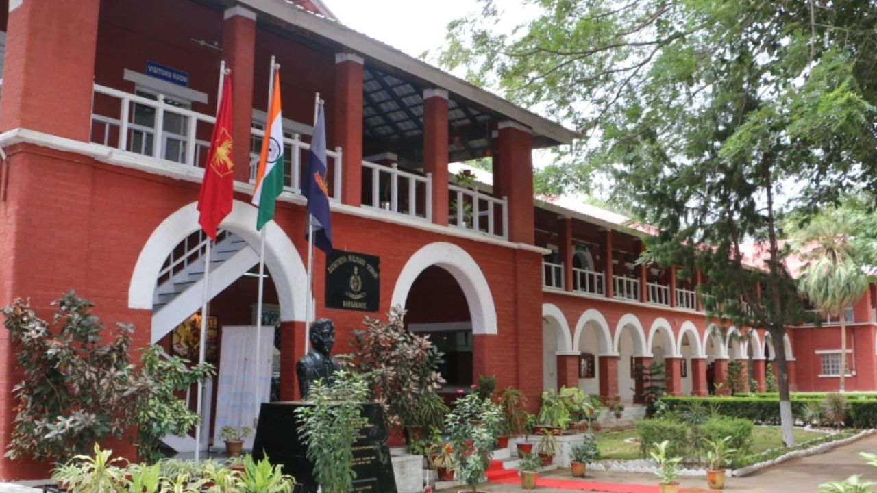 મિલિટરી શાળા શું છે? : મિલિટરી શાળા પણ એક પ્રકારની શાળા છે, જ્યાં બાળકોને શારીરિક, માનસિક અને લશ્કરી શિસ્ત શીખવવામાં આવે છે. આ શાળાઓ ભારતીય સેના હેઠળ આવે છે અને તેમનો ઉદ્દેશ્ય બાળકોને ભારતીય સેનાના અધિકારી બનવા માટે તૈયાર કરવાનો છે.
