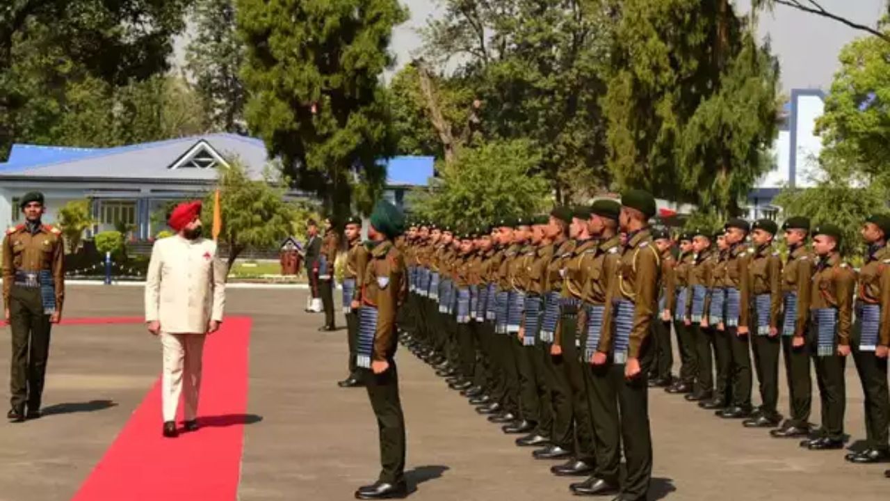 સૈનિક સ્કૂલમાં પ્રવેશ : ધોરણ 6 અને 9 માં પ્રવેશ માટે બાળકોએ ઓલ ઈન્ડિયા સૈનિક સ્કૂલમાં પ્રવેશ પરીક્ષા (AISSEE) આપવી પડશે. ધોરણ 6માં પ્રવેશ માટે બાળકોની ઉંમર 10 થી 12 વર્ષ હોવી જોઈએ, જ્યારે ધોરણ 9 માં પ્રવેશ માટે બાળકોની ઉંમર 13 થી 15 વર્ષ હોવી જોઈએ. આ પરીક્ષામાં પાસ થયા પછી બાળકોએ મેડિકલ ટેસ્ટ અને ઇન્ટરવ્યુ આપવાનો હોય છે. આ પછી પરીક્ષાના પરિણામના આધારે મેરિટ લિસ્ટ બહાર પાડવામાં આવે છે, જેમાં પસંદ કરાયેલા વિદ્યાર્થીઓને પ્રવેશ મળે છે.
