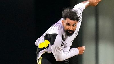 મોહમ્મદ શમીને ઘણા સમય પહેલા ફિટ જાહેર કરવામાં આવ્યો હતો, આ ખેલાડીને ટીમ ઈન્ડિયામાં પણ પસંદ કરવામાં આવ્યો હતો પરંતુ આજ સુધી તેને એક પણ મેચ રમવાની તક મળી નથી. શમી ઈંગ્લેન્ડ વિરૂદ્ધ કોલકાતા અને ચેન્નાઈ T20માં બેન્ચ પર બેઠો જોવા મળ્યો હતો. તે માત્ર બોલિંગની પ્રેક્ટિસ કરતો જોવા મળ્યો હતો પરંતુ પ્લેઈંગ ઈલેવનમાં તેને તક મળી ન હતી.