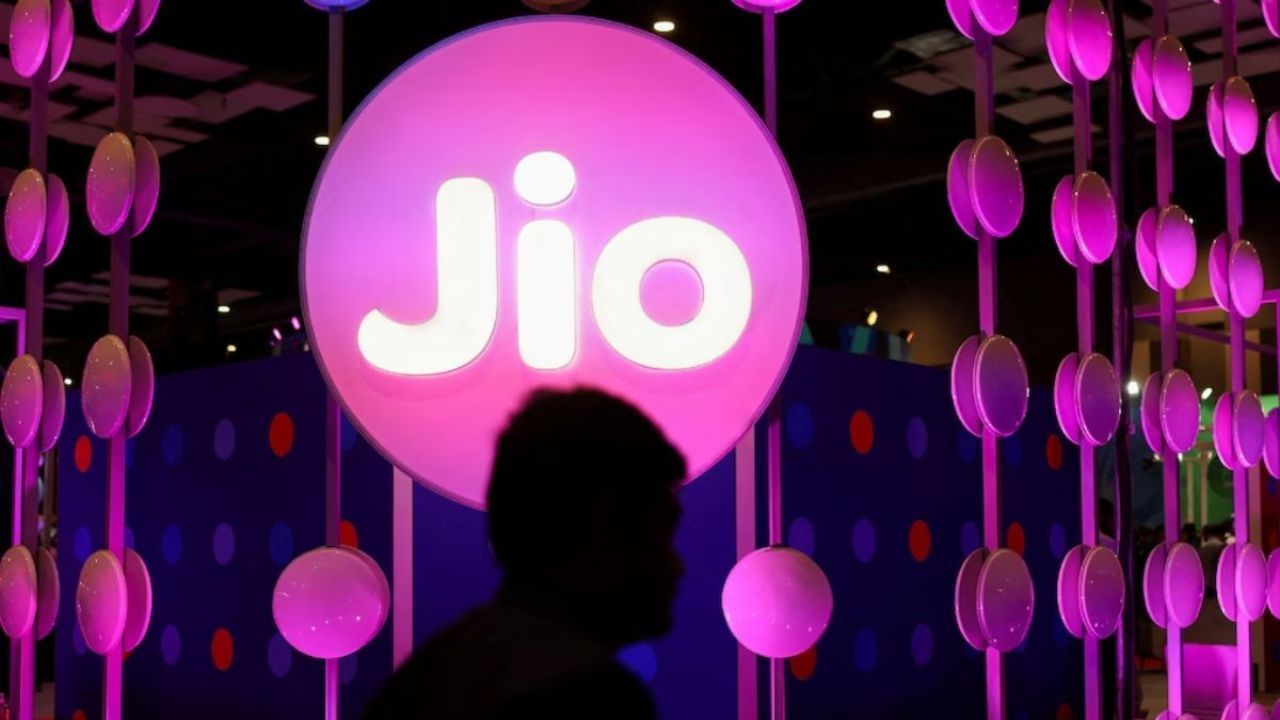 મહત્વનું છે કે રિલાયન્સ Jio નો IPO 2025ના બીજા ભાગમાં આવશે, પરંતુ તેને લઈ ચર્ચાઓ શરૂ થઈ ગઈ છે. રિલાયન્સ Jioના આ IPOમાં, હાલના શેરની સાથે નવા શેરનું વેચાણ થશે અને પસંદગીના રોકાણકારો માટે પ્રી-આઈપીઓ પ્લેસમેન્ટ સામેલ છે. જોકે, આ IPO અંગે રિલાયન્સ ઈન્ડસ્ટ્રી તરફથી કોઈ સત્તાવાર નિવેદન આવ્યું નથી.