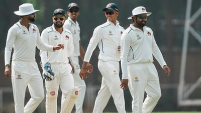 રણજી ટ્રોફી 2024-25ના બીજા પ્રવાસની પ્રથમ મેચમાં જમ્મુ અને કાશ્મીરે ઈતિહાસ રચ્યો હતો. મુંબઈ સામે રમાયેલી મેચમાં તેણે એકતરફી જીત મેળવી હતી. આ મેચમાં મુંબઈની ટીમ સ્ટાર ખેલાડીઓ સાથે મેદાનમાં ઉતરી હતી જેમાં રોહિત શર્મા, યશસ્વી જયસ્વાલ અને અજિંક્ય રહાણે જેવા સ્ટાર ખેલાડીઓ સામેલ હતા. પરંતુ જમ્મુ-કાશ્મીરનો 5 વિકેટે વિજય થયો હતો.