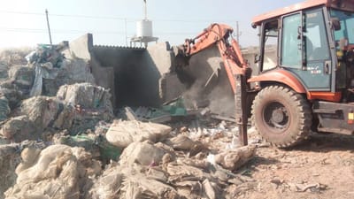 Kutch : બેટ દ્વારકા અને જામનગર બાદ મુન્દ્રામાં ફર્યુ બુલડોઝર, ગેરકાયદે ભંગારના વાડા તોડી પડાયા, જુઓ Video Kutch : બેટ દ્વારકા અને જામનગર બાદ મુન્દ્રામાં ફર્યુ બુલડોઝર, ગેરકાયદે ભંગારના વાડા તોડી પડાયા, જુઓ Video