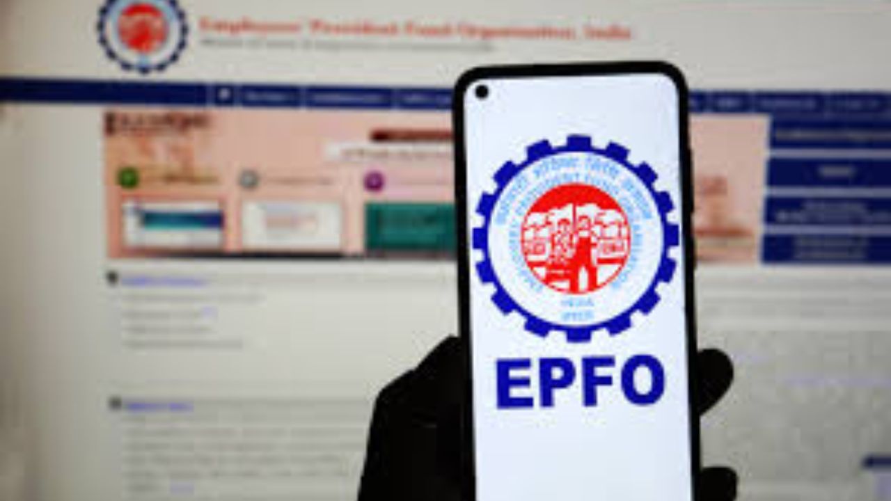 EPFO 3.0 યોજના : EPFO 3.0 આ વર્ષે શરૂ કરવામાં આવશે, જેમાં IT અને માળખાગત સુવિધાઓને પ્રોત્સાહન આપવું પ્રાથમિકતા છે. આમાં રોજગાર સાથે જોડાયેલી યોજનાઓનો પણ સમાવેશ થશે. આ યોજના શરૂ થવાથી, EPFO ​​નું કાર્યભાર ઘટશે અને બધા ખાતાઓનું સંચાલન કરવાનું પણ સરળ બનશે. એવો અંદાજ છે કે EPFO ​​3.0 ના લોન્ચ પછી તેના ગ્રાહકોની સંખ્યામાં પણ વધારો થશે. જે હાલમાં લગભગ 8 કરોડ છે. 
