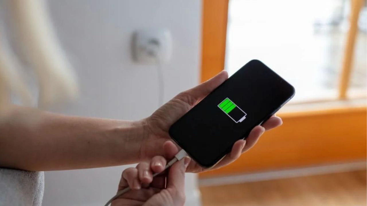 ખરેખર, તમારે તમારા સ્માર્ટફોનને તેના મૂળ ચાર્જરથી જ ચાર્જ કરવો જોઈએ. પરંતુ, જો તમારી પાસે ચાર્જર ન હોય અને તમારો ફોન ડિસ્ચાર્જ થવાનો હોય અને તમારી પાસે બીજો કોઈ રસ્તો ન હોય, તો તમે લેપટોપથી ફોન ચાર્જ કરી શકો છો. પણ, આ વારંવાર ન કરો. જો તમે નિયમિતપણે લેપટોપનો ઉપયોગ કરીને તમારા ફોનને ચાર્જ કરો છો, તો તેની ફોનની બેટરી પર નકારાત્મક અસર પડી શકે છે.