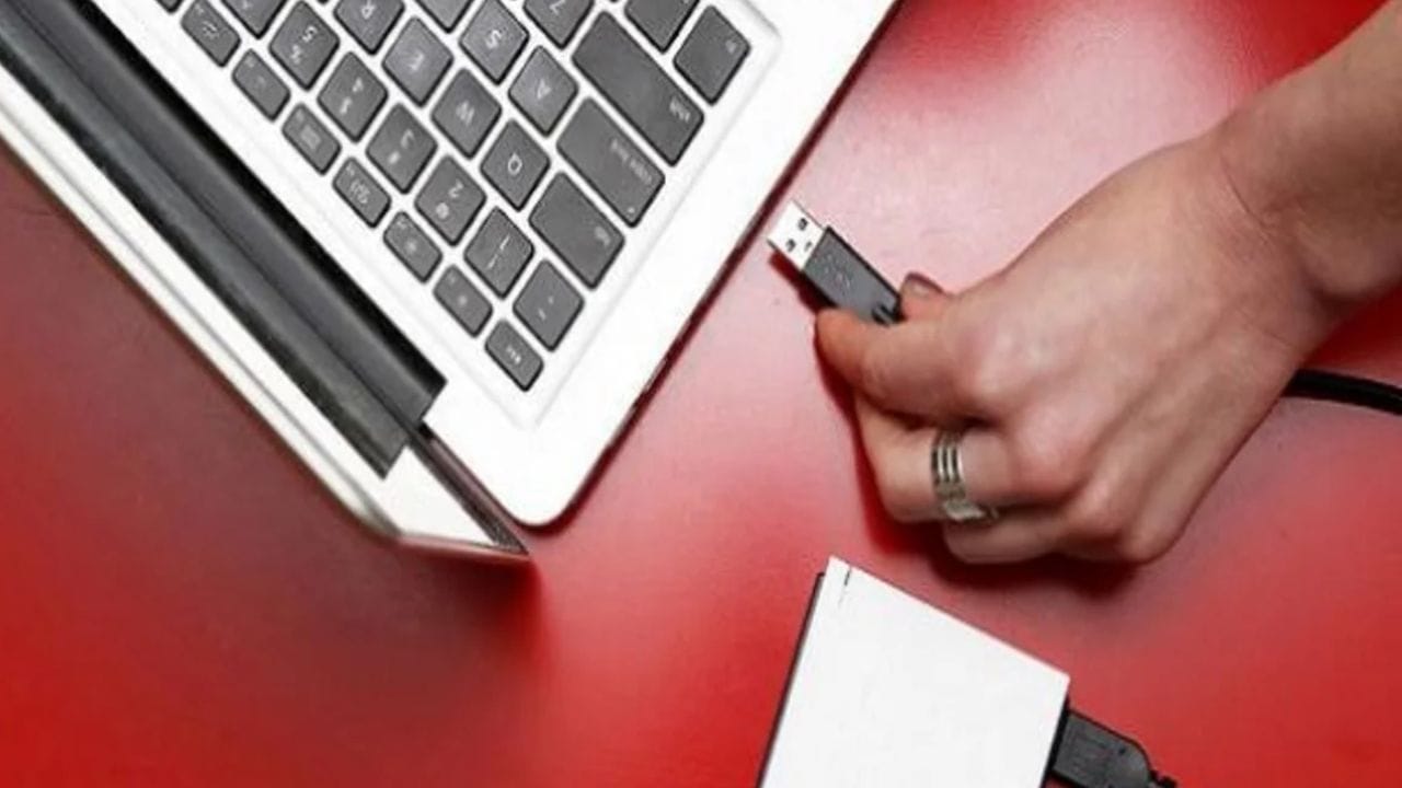 મોટાભાગના લેપટોપમાં USB પોર્ટ હોય છે જેનો ઉપયોગ ચાર્જિંગ માટે થઈ શકે છે. લેપટોપનો USB પોર્ટ સામાન્ય રીતે ફોનને ચાર્જ કરવા માટે પાવર પૂરો પાડે છે. ફોનને તેની સાથે કનેક્ટ કરીને ચાર્જ કરવામાં આવે છે.