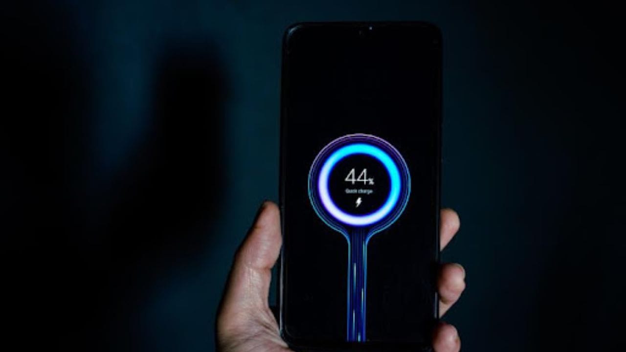 ત્યારે જો વાંરવાર ફોનને લેપટોપથી ચાર્જ કરવામાં આવે તો ચાર્જિંગ સ્પીડ પર અસર પડે છે, લેપટોપનો USB પોર્ટ સામાન્ય રીતે ફોન ચાર્જર કરતા ઓછો શક્તિશાળી હોય છે, તેથી ફોન ચાર્જ કરવામાં વધુ સમય લાગી શકે છે.