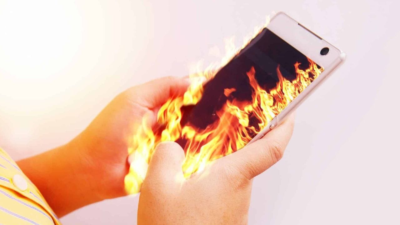 ઓવર હિટિંગની સમસ્યા પણ સર્જાય છે, આથી તમારો ફોન વધારે ગરમ થઈ શકે છે અને બંને ઉપકરણોને નુકસાન પહોંચાડી શકે છે.