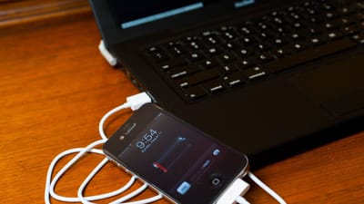 સ્માર્ટફોન એક એવું ઉપકરણ છે જે દિવસના મોટા ભાગના સમય લોકો સાથે રહે છે. તેનો ઉપયોગ વ્યક્તિગત તેમજ વ્યાવસાયિક કાર્ય માટે થાય છે. તમે જોયું જ હશે કે ઘણા લોકો લેપટોપ કે PCમાં USB પોર્ટ નાખી ફોન ચાર્જ કરે છે. 