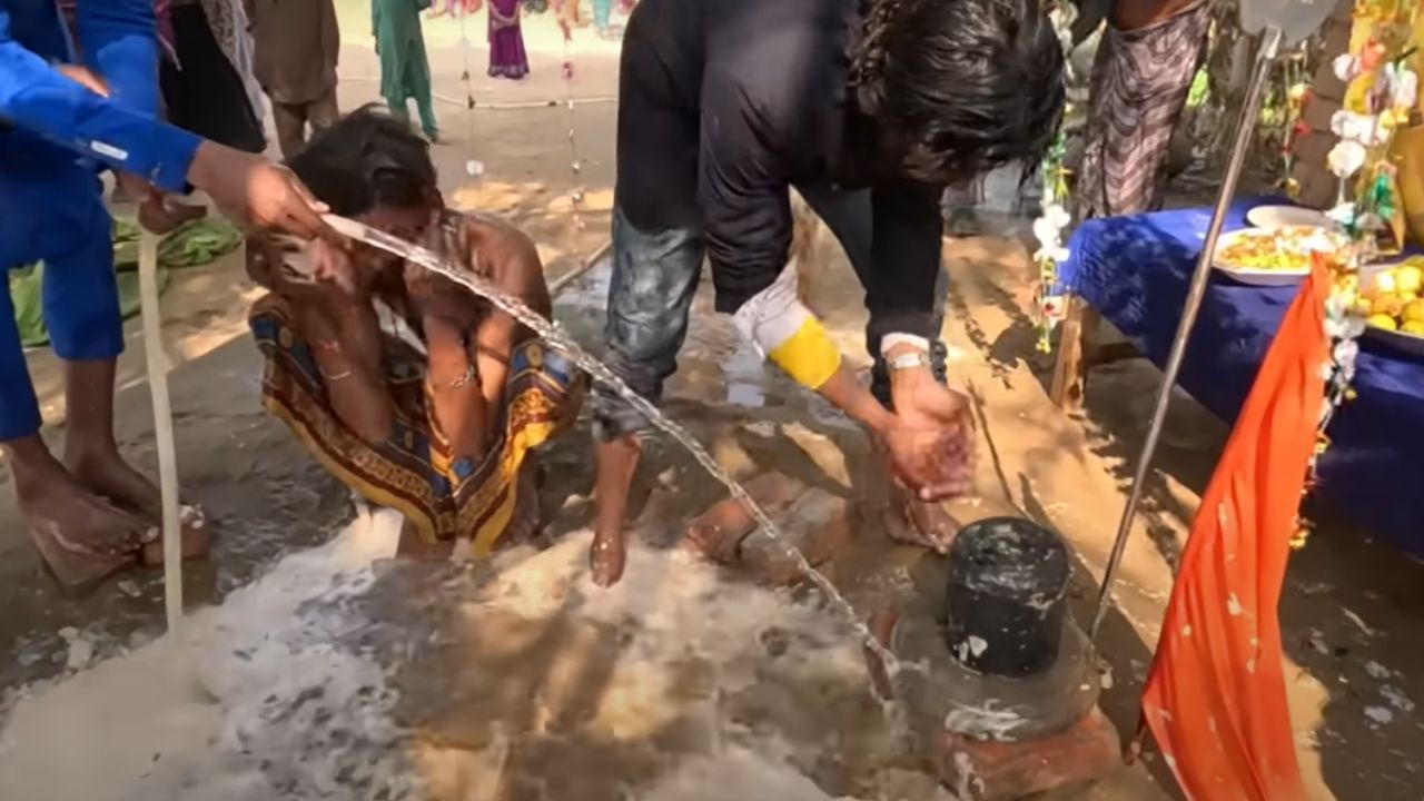 Pakistan Hindus Create their Own Kumbh Mela Due to India Visa Issues (4)