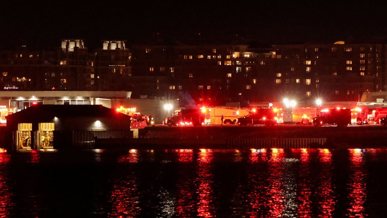 રોનાલ્ડ રીગન આંતરરાષ્ટ્રીય વિમાનમથક પર વિમાન ઉતરાણ કરે તે પહેલાં જ આ અકસ્માત થયો હતો. અકસ્માત બાદ રીગન નેશનલ એરપોર્ટ પર કટોકટી લાગુ કરવામાં આવી હતી. 