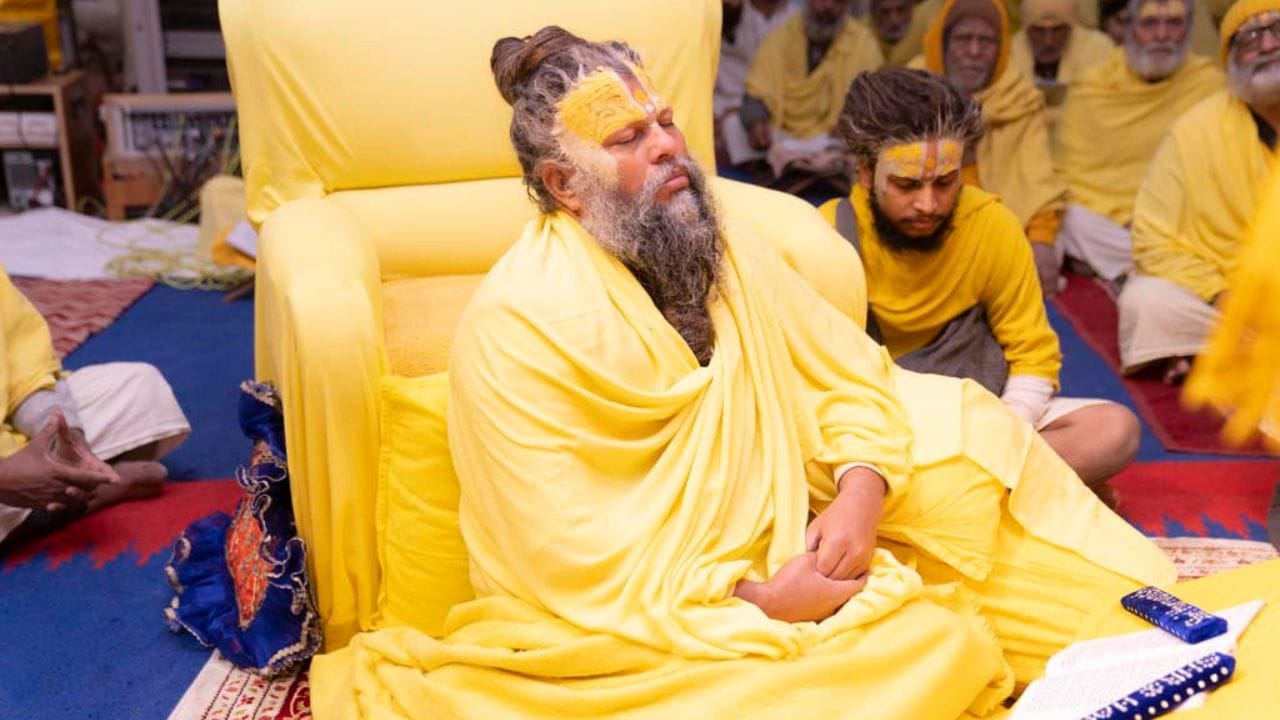 પ્રેમાનંદ મહારાજનું જીવન આપણને આધ્યાત્મિક પ્રગતિ અને સાચા માર્ગ પર ચાલવાની દિશા બતાવે છે. તેઓ હંમેશા લોકોને એવી ભૂલો ટાળવાની સલાહ આપે છે, જેના કારણે જીવનમાં પસ્તાવો થઈ શકે છે.