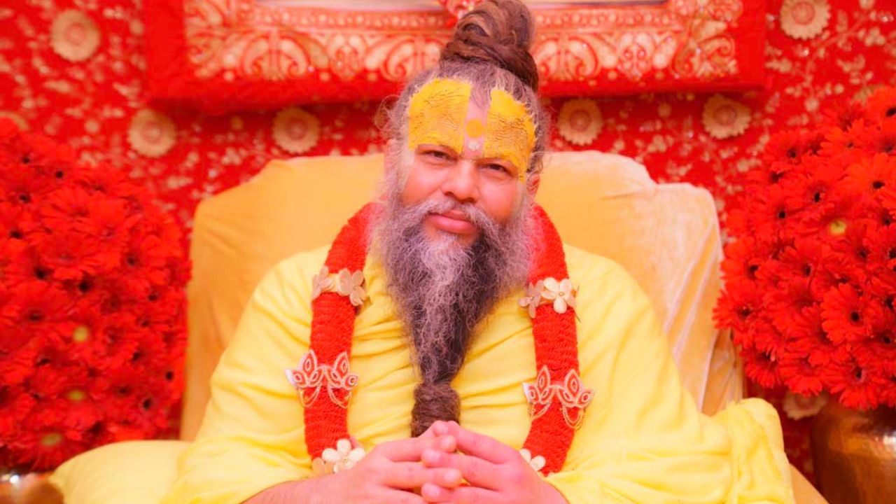 પ્રેમાનંદનો જન્મ 1969માં કાનપુર નજીક સરસૌલ બ્લોકના અખરી ગામમાં રમા દેવી અને શંભુ પાંડેના ઘરે થયો હતો. 