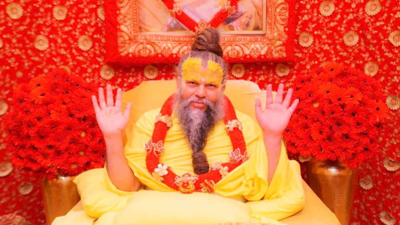 પ્રેમાનંદ મહારાજનો જન્મ કાનપુરના સરસોન ગામમાં એક બ્રાહ્મણ પરિવારમાં થયો હતો. પ્રેમાનંદ મહારાજનું નામ અનિરુદ્ધ કુમાર પાંડે હતું. તેમના પિતા અને દાદા બંને સાધુ હતા. તેમના માતા-પિતા મોટે ભાગે ઋષિ-મુનિઓની સેવા કરતા હતા.