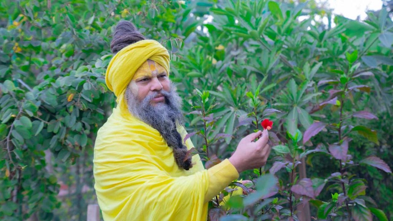  પ્રેમાનંદ મહારાજને ધર્મ અને આધ્યાત્મિકતામાં સૌથી વધુ રસ હતો. તેથી, તેણે 5મા ધોરણથી જ ગીતા પાઠ કરવાનું શરૂ કર્યું. 13 વર્ષની ઉંમરે તેમણે ઘર છોડીને ધર્મ અને આધ્યાત્મિકતાનો માર્ગ અપનાવ્યો અને શ્રી કૃષ્ણ ગોવિંદ હરે મુરારીનો જાપ શરૂ કર્યો. 