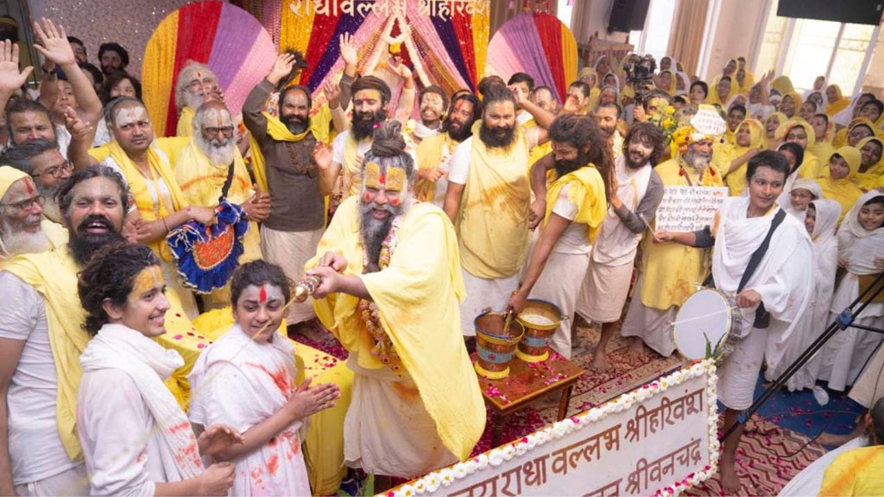 એવું માનવામાં આવે છે કે ભોલેનાથે પોતે પ્રેમાનંદજીને દર્શન આપ્યા હતા અને ત્યારબાદ તેઓ વૃંદાવન આવ્યા અને રહેવા લાગ્યા. વૃંદાવન આવ્યા પછી પ્રેમાનંદ મહારાજ શ્રી ચૈતન્ય મહાપ્રભુની લીલાઓ નિહાળતા અને રાત્રે રાસલીલા જોતા. આ પછી તેમના જીવનમાં પરિવર્તન આવ્યું અને તેમણે ભક્તિનો માર્ગ પસંદ કર્યો.