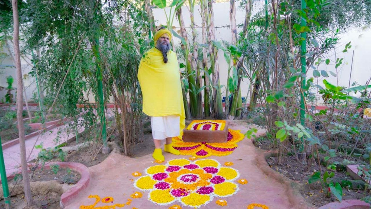 દેશ-વિદેશમાંથી તેમના ભક્તો મહારાજ પ્રેમાનંદના દર્શન કરવા વૃંદાવન આવે છે, અને તેમનો ઘણો આદર પણ કરે છે. તેમણે પોતાનું જીવન રાધા રાણીની ભક્તિમય સેવામાં સમર્પિત કર્યું છે.