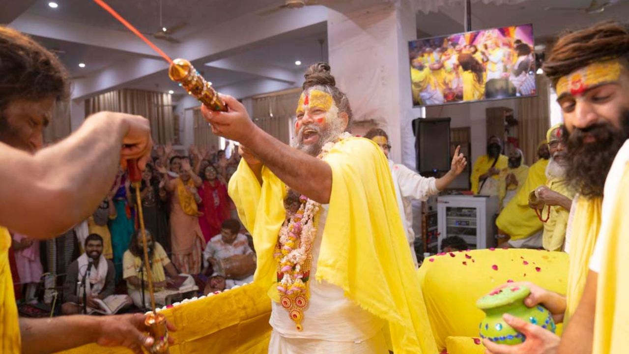 વિરાટ કોહલી અને અનુષ્કા શર્મા થોડા દિવસ પહેલા પ્રેમાનંદ જી મહારાજને મળવા વૃંદાવન આવ્યા હતા. આ દરમિયાન બંનેએ પ્રેમાનંદ મહારાજને પ્રણામ કર્યા. જ્યારે સંતે બંનેની પ્રશંસા કરી હતી, ક્રિકેટર અને તેમની પત્ની અવારનવાર પ્રેમાનંદના આશીર્વાદ લેવા માટે વૃંદાવન આવતા હોય છે.પ્રેમાનંદ જીનું બાળપણનું નામ અનિરુધ કુમાર પાંડે હતું.