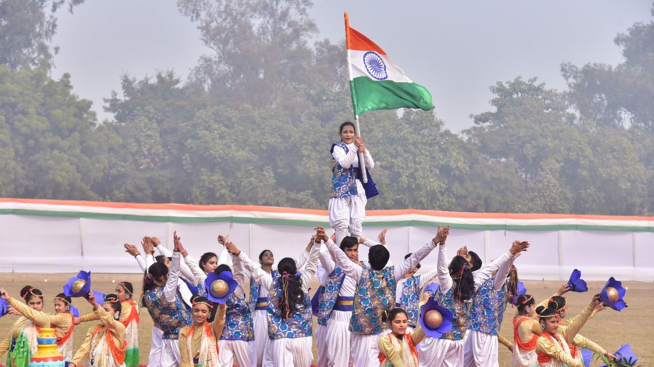 બંધારણનું નિર્માણ ભારતરત્ન ડો. ભીમરાવ આંબેડકરની અધ્યક્ષતામાં 2 વર્ષ 11 મહિના અને 18 દિવસમાં પૂરું કર્યું હતું. જયારે 26 જાન્યુઆરી 1950ના રોજ બંધારણ લાગુ કરવામાં આવ્યું ત્યારે તેમાં 395 લેખ, 8 અનુસૂચિ હતી. આ બંધારણમાં 22 ભાગ હતા. બંધારણ નિર્માણ સમિતિમાં કુલ 284 સભ્યો હતા. 24 નવેમ્બર 1949 બંધારણ પર હસ્તાક્ષર કરવામાં આવ્યા હતા. આ સભ્યોમાં 15 મહિલા હતી. આપણા બંધારણની હસ્તલેખિત પાંડુલિપિ એક ખાસ પ્રકારનાં ચર્મપત્ર પર તૈયાર કરવામાં આવી હતી. કહેવામાં આવે છે કે તે 1 હજાર વર્ષથી વધુ સમય માટે સલામત હોઈ શકે છે. તે સુક્ષ્મસજીવો અથવા ધૂમ્રપાનથી કોઈ નુકસાન પહોંચાડશે નહીં. પાંડુલિપિ 234 પાના ધરાવે છે, તેનું વજન કુલ 13 કિલો છે. ( Credits: Getty Images )