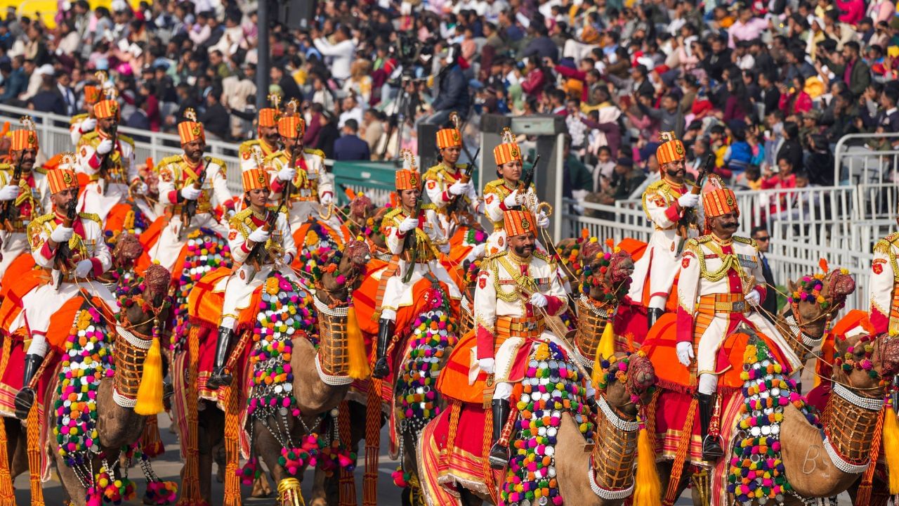 ભારત દેશના ગામે ગામ  26 જાન્યુઆરીના દિવસને ગણતંત્ર દિવસ તરીકે મનાવવામાં આવે છે. ભારત ઉપરાંત વિદેશમાં ભારતીય દૂતાવાસોમાં પણ આ ઉત્સવ ખૂબ ગૌરવ સાથે ઉજવવામાં આવે છે. પ્રજાસત્તાક દિનનું મુખ્ય સમારોહ ભારતીય રાજધાની દિલ્હીમાં ભવ્યતાથી ઉજવવામાં આવે છે. કાર્યક્રમના લોકાર્પણ પૂર્વે વડા પ્રધાને ‘અમર જવાન જ્યોતિ’ પર શહીદોને શ્રદ્ધાંજલિ અર્પણ કરવામાં આવે છે. આ પછી રાષ્ટ્રપતિ તેમના બોડીગાર્ડ્સ સાથે ઈન્ડિયા ગેટ પર પહોંચે છે. જ્યાં વડા પ્રધાન તેમનું સ્વાગત કરે છે. આ પછી રાષ્ટ્રીય ગીત સાથે ધ્વજારોહણ થાય છે. એરોપ્લેન દ્વારા પુષ્પાંજલી આપવામાં આવે છે. ત્રિરંગો ફુગ્ગાઓ અને સફેદ કબૂતરો આકાશમાં છોડવામાં આવે છે અને સૈન્ય જવાનો દ્વારા  પરેડ કરવામાં આવે છે.( Credits: PTI Images )