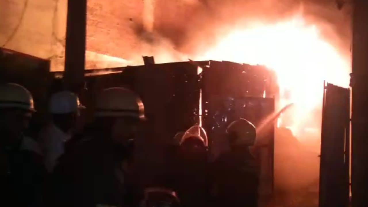 Surat : કાપડના ગોડાઉનમાં લાગી ભીષણ આગ, આસપાસના વિસ્તારમાં અફરાતફરીનો માહોલ, જુઓ Video