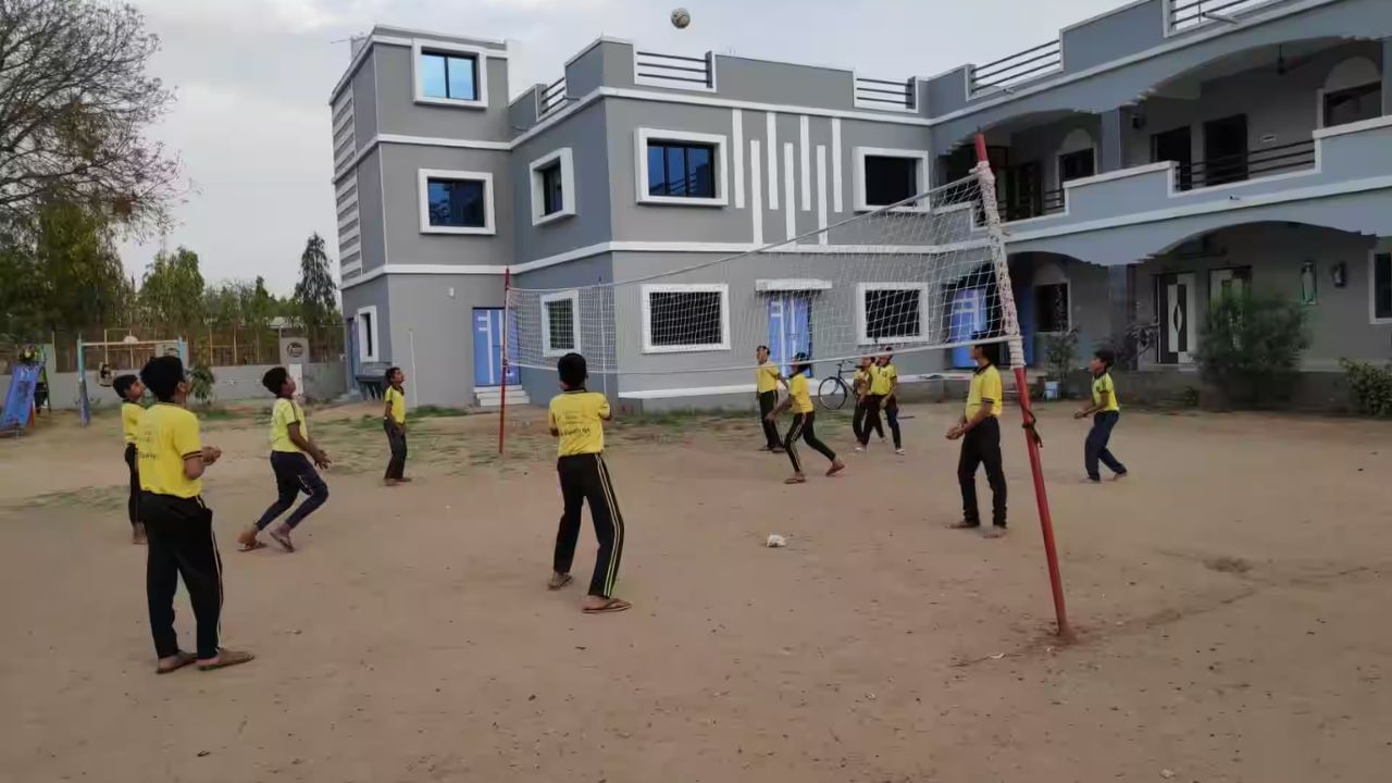 મિલિટરી શાળામાં એડમિશન : નેશનલ મિલિટરી સ્કૂલ એડમિશન એક્ઝામ ધોરણ 6 અને 9 માં પ્રવેશ માટે લેવામાં આવે છે. ધોરણ 6 માં પ્રવેશ માટે બાળકની ઉંમર 10 થી 12 વર્ષની વચ્ચે હોવી જોઈએ, જ્યારે ધોરણ 9 માં પ્રવેશ માટે, ઉંમર 13 થી 15 વર્ષની વચ્ચે હોવી જોઈએ. આ પરીક્ષામાં MCQ આધારિત પ્રશ્નો પૂછવામાં આવે છે અને પરીક્ષામાં પાસ થયા પછી બાળકોએ મેડિકલ ટેસ્ટ પણ આપવો પડે છે, ત્યારબાદ પસંદગી પ્રક્રિયા પૂર્ણ થાય છે.
