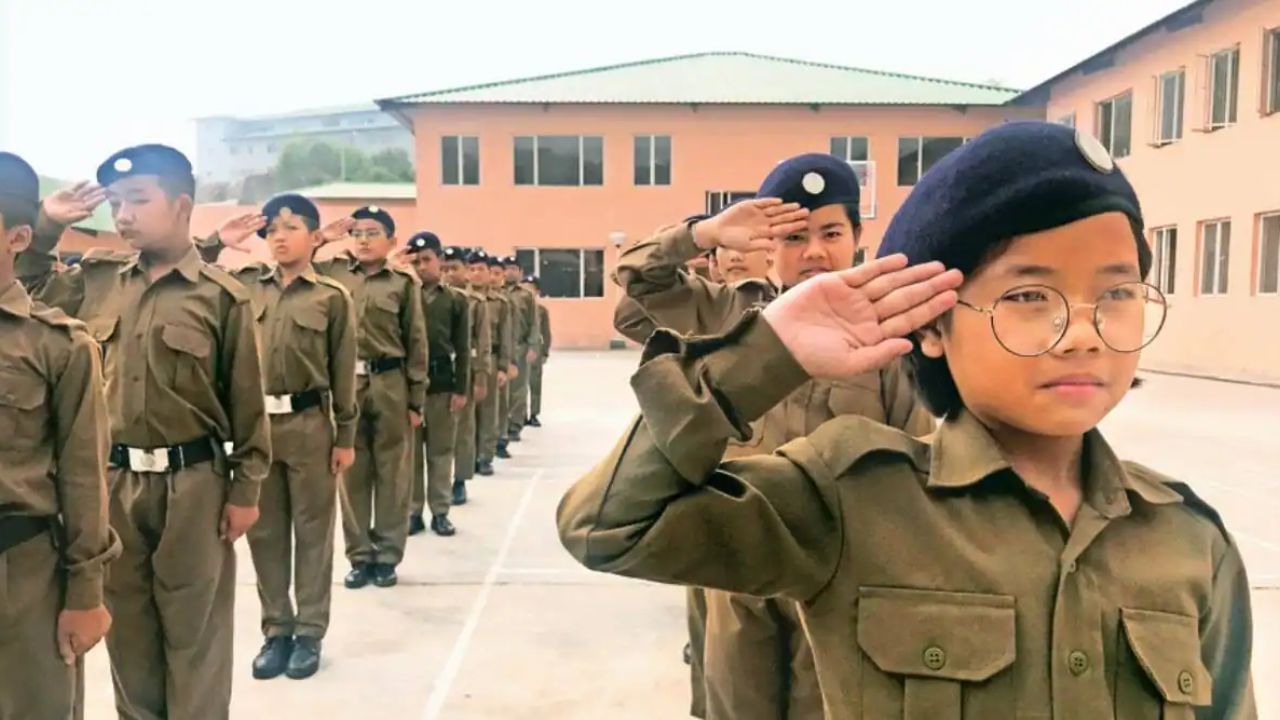 મિલિટરી સ્કૂલ ફી : મિલિટરી શાળાની ફી શાળાના સ્થાન અને કેટેગરીના આધારે બદલાઈ શકે છે. સામાન્ય રીતે મિલિટરી શાળાની ફી સૈનિક શાળા કરતા થોડી વધારે હોય છે. આ શાળાઓમાં પ્રવેશ મેળવવા માટે વિદ્યાર્થીઓએ વાર્ષિક ફી, બુક ચાર્જ, હોસ્ટેલ ફી અને અન્ય સુવિધાઓ માટે ચાર્જ ચૂકવવા પડે છે.
