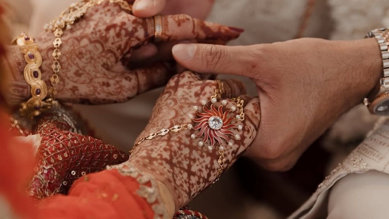  Darshan Raval wedding : આજ પહેલા ન તો સોશિયલ મીડિયા પર કે ન તો કોઈ ઇન્ટરવ્યુમાં દર્શને ક્યારેય તેના સંબંધો વિશે વાત કરી છે. ધરલે પણ ક્યારેય સોશિયલ મીડિયા પર કંઈ પોસ્ટ કર્યું નથી.
