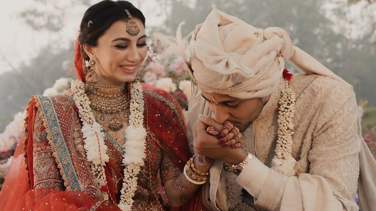 Darshan Rawal : ફોટામાં બંને ખૂબ જ ક્યૂટ લાગી રહ્યા છે. પહેલા ફોટામાં બંને એકબીજાને ગળે લગાવી રહ્યા છે. બીજો ફોટો મંડપનો છે અને દર્શન, ધરલના હાથ પર કિસી કરી રહ્યો છે.
