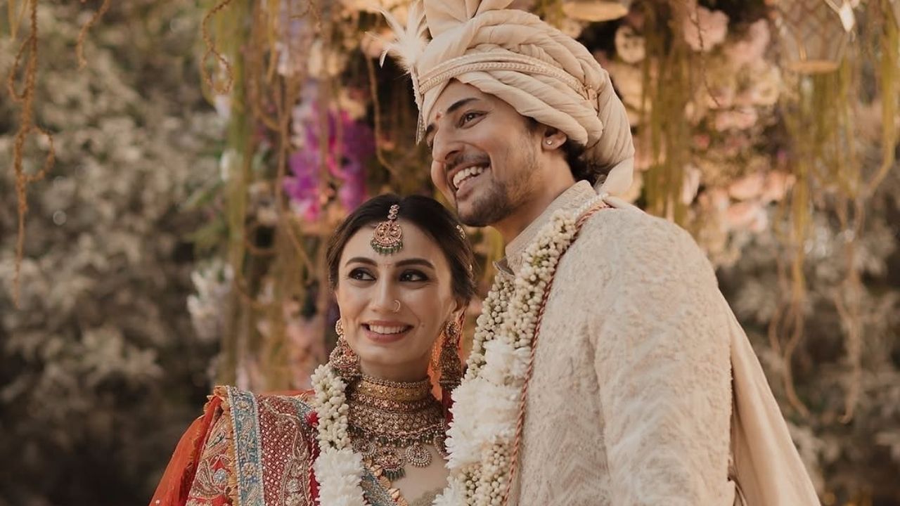 સોશિયલ મીડિયા પ્રતિક્રિયા : દર્શનના લગ્નના ફોટા પર સેલેબ્સ અને ચાહકો તેને અભિનંદન આપી રહ્યા છે અને કેટલીક મહિલા ચાહકો ચોંકી ગઈ છે. કોઈ ટીમ છન્ના મેરેયા કે ટીમ સજના કહી રહ્યું છે. કોઈએ લખ્યું તમારા લગ્ન માટે અભિનંદન, પણ મારા આંસુ રોકાતા નથી. એકે લખ્યું કે, આજે મારું દિલ તૂટી ગયું છે.
