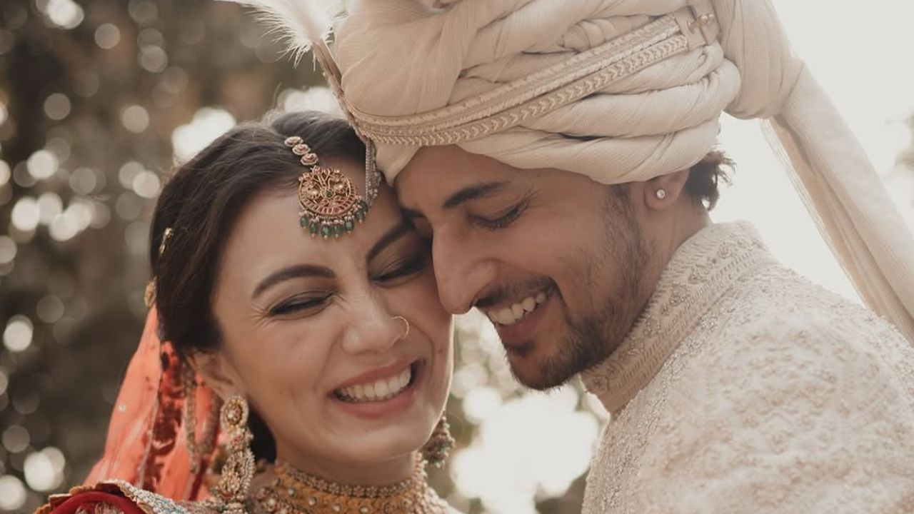 Singer Darshan Raval marriage : દર્શન વિશે વાત કરીએ તો તે બોલિવૂડના લોકપ્રિય સિંગર છે અને તેના ઘણા આલ્બમ રિલીઝ થયા છે. આ સાથે તેમણે લવયાત્રી ફિલ્મના છોગાડા, મિત્રોં ફિલ્મના કમરિયા, લવ આજ કલ ફિલ્મના મહરમા, શેરશાહમાં કભી તુમ્હેં, રોકી અને રાનીની પ્રેમ કહાનીમાં ઢિંઢોરા બાજે જેવા ઘણી ફિલ્મોમાં ગીતો પણ ગાયા છે.
