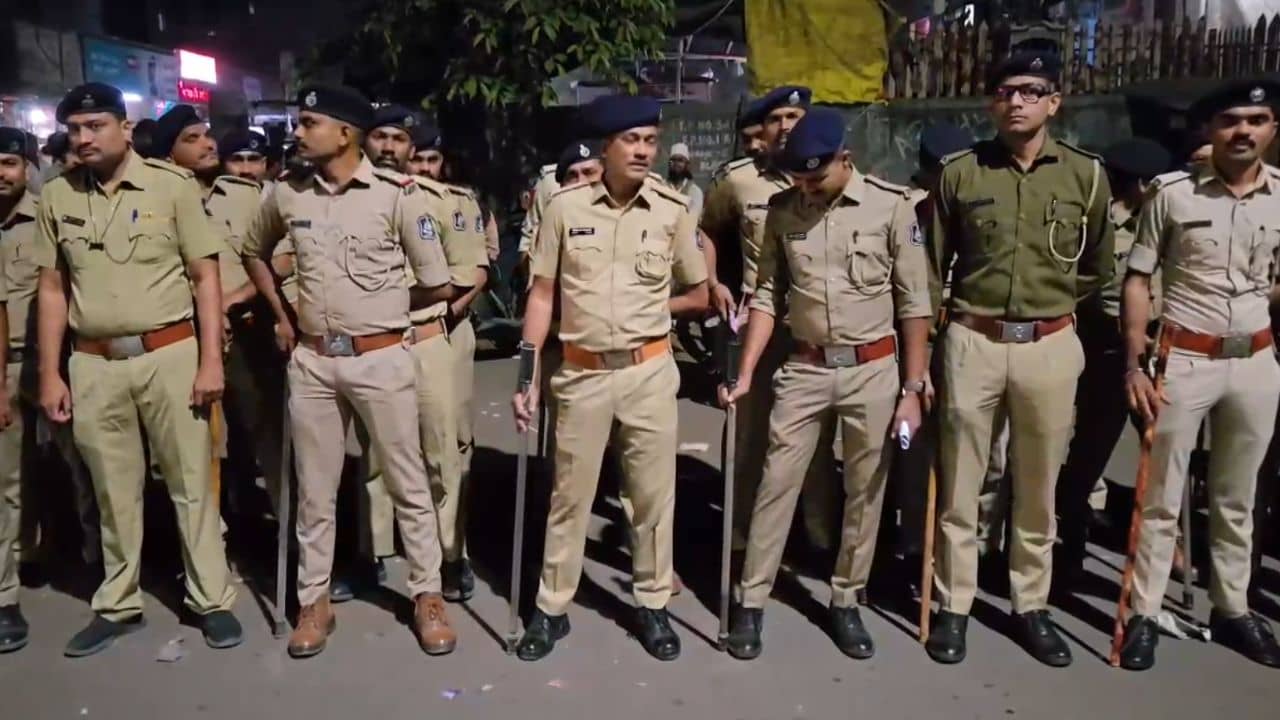 Surat : ડીંડોલી પોલસની 6 ટીમે ભેસ્તાન આવાસમાં કર્યું નાઈટ કોમ્બિંગ, ડ્રોન કેમેરાની લીધી મદદ,જુઓ Video