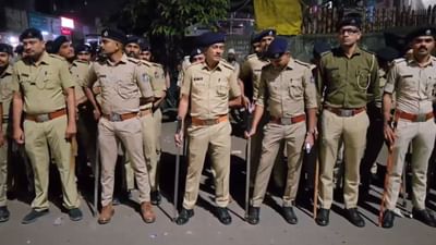 Surat : ડીંડોલી પોલસની 6 ટીમે ભેસ્તાન આવાસમાં કર્યું નાઈટ કોમ્બિંગ, ડ્રોન કેમેરાની લીધી મદદ,જુઓ Video Surat : ડીંડોલી પોલસની 6 ટીમે ભેસ્તાન આવાસમાં કર્યું નાઈટ કોમ્બિંગ, ડ્રોન કેમેરાની લીધી મદદ,જુઓ Video