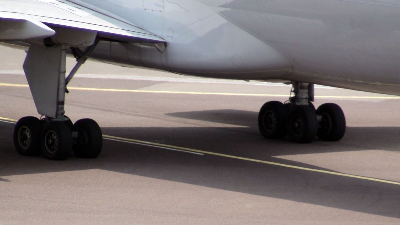 વિમાનના ટાયરમાં હવા નહીં, પણ એક ખાસ પ્રકારનો ગેસ ભરવામાં આવે છે, જે માઈનસ ડિગ્રી તાપમાનમાં પણ લેન્ડિંગમાં કોઈ મુશ્કેલી ઊભી થવા દેતો નથી.