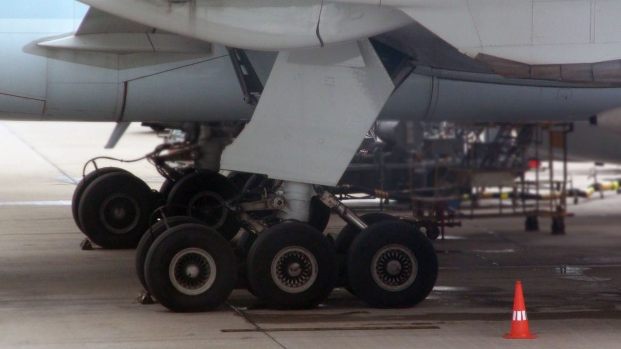 વિમાનના ટાયરમાં નાઇટ્રોજન ગેસ ભરવામાં આવે છે, અને તે પણ એકદમ સૂકો (ડ્રાય) હોય છે, એટલે કે તેમાં કોઈ ભેજ હોતો નથી.