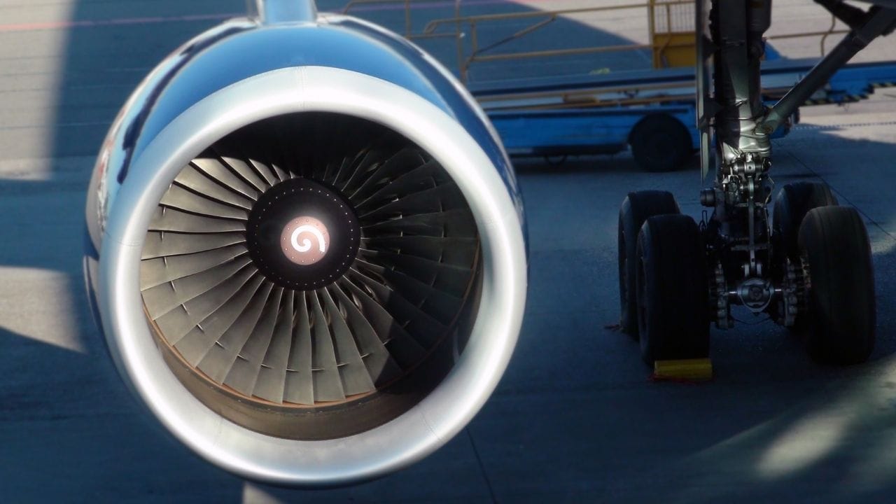 ટાયરમાં ડ્રાય નાઇટ્રોજન ભરવામાં આવે છે જેથી જ્યારે વિમાન ગરમ જગ્યાએથી શૂન્યથી નીચે તાપમાનવાળા ઠંડા સ્થળે જાય, ત્યારે તેમાં બરફ ન જામી જાય.