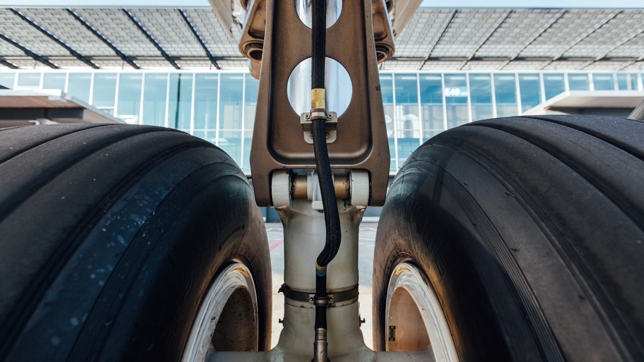 જો ટાયરમાં ભેજવાળો ગેસ ભરાયેલો હોય અને તે શૂન્યથી નીચે તાપમાનવાળી જગ્યાએ પહોંચે, તો તેમાં બરફ જામવાથી ટાયર ફાટી શકે.