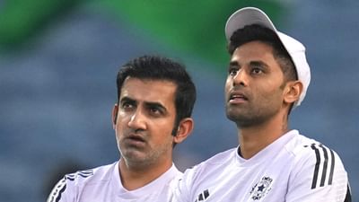 રાજકોટ T20માં હાર બાદ ટીમ ઈન્ડિયાએ ટીમમાં મોટો ફેરફાર કર્યો છે. સૂર્યકુમારની કપ્તાનીમાં ભારતીય ટીમે પ્લેઈંગ 11 માં 3 મોટા ફેરફાર કર્યા છે. રિંકુ સિંહ અને અર્શદીપ સિંહ ટીમમાં પાછા ફર્યા. શિવમ દુબે પણ ટીમમાં વાપસી કરવામાં સફળ રહ્યો છે. ટીમ ઈન્ડિયાએ ધ્રુવ જુરેલ, મોહમ્મદ શમી, વોશિંગ્ટન સુંદરને બહાર કર્યા છે.