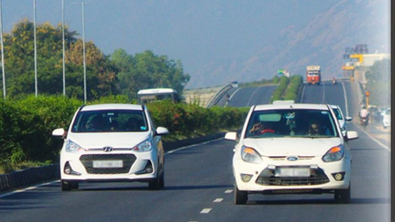 નેશનલ હાઇવે ઓથોરિટી ઓફ ઇન્ડિયા (NHAI) એ ટોલ બૂથ પર રાહ જોવાના સમય અંગે એક મહત્વપૂર્ણ માર્ગદર્શિકા જાહેર કરી હતી. નિયમ મુજબ જો કોઈ કાર ટોલ બૂથની લાઈનમાં 10 સેકન્ડથી વધુ સમય માટે અટવાઈ રહે છે, તો તેને ટોલ ટેક્સ ભર્યા વગર જવા દેવામાં આવશે.