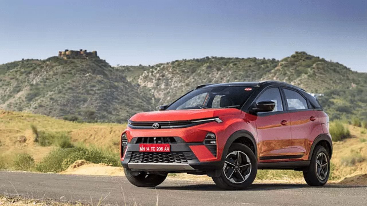 ટાટા મોટર્સની લોકપ્રિય કાર નેક્સનના સ્માર્ટ + S 1.2 વેરિઅન્ટમાં સનરૂફ ફીચર છે, આ મોડેલની કિંમત 9,19,990 લાખ રૂપિયા (X-શોરૂમ) છે.