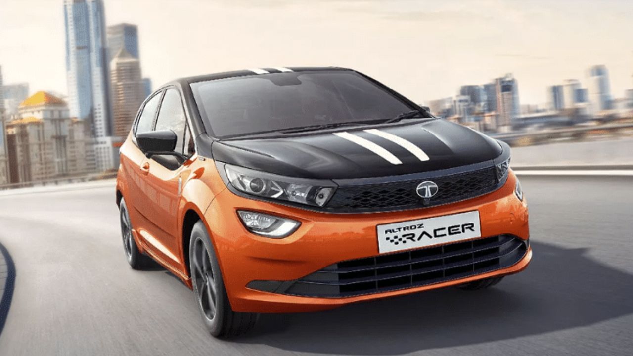 ટાટા મોટર્સની લોકપ્રિય અને પ્રીમિયમ હેચબેક ટાટા અલ્ટ્રોઝનું XM(S) વેરિઅન્ટ સનરૂફ ફીચર સાથે ઉપલબ્ધ થશે, આ મોડેલની કિંમત રૂ. 7,19,990 લાખ (X-શોરૂમ) છે.